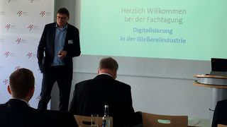 Prof. Dr. Wolfgang Schlüter introduces to the lecture programme.
