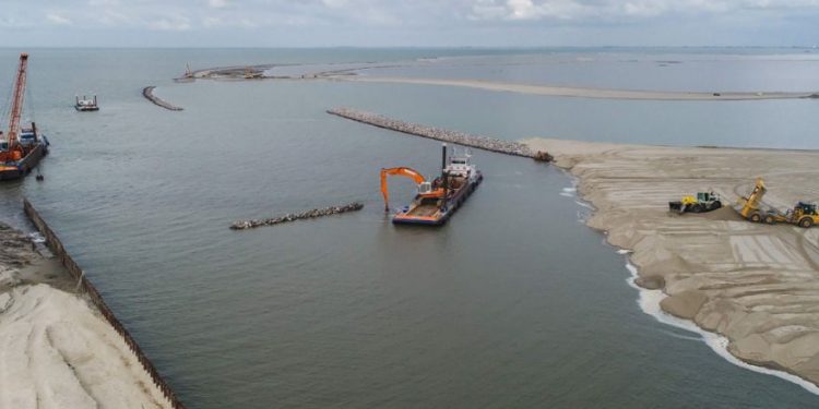 Dutch using sand to reinforce dike, Government & Economy