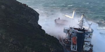 Cargo ship grounded by storm, crew evacuated, Italy – Maritime Bulletin