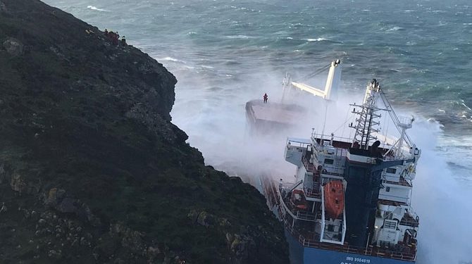 Cargo ship grounded by storm, crew evacuated, Italy – Maritime Bulletin