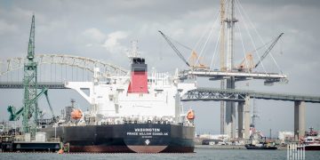 Analyst: Fuel costs set to double, box lines rush for scrubbers