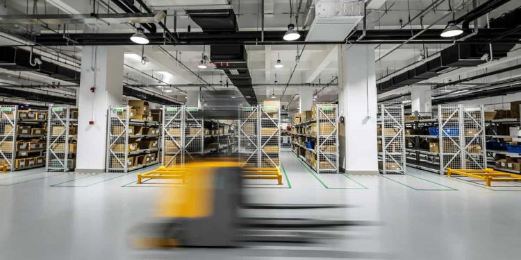 Leveraging robots-as-a-service in a competitive warehousing environment