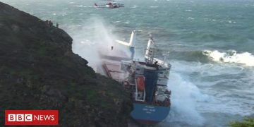 Sardinia dramatic storm rescue as cargo ship hits cliff