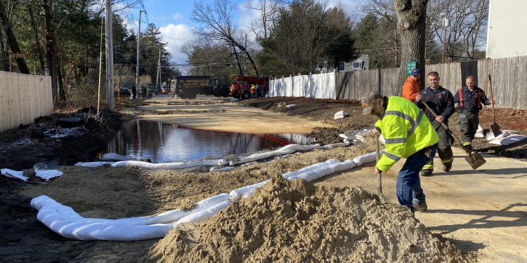 Oil truck crashes, spills cargo in Billerica – News – Wicked Local