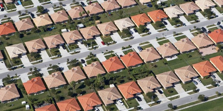 Housing inventory sinks heading into prime homebuying season