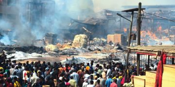 Traders slump as fire razes warehouses, buildings, vehicles, goods at Lagos plank market » Latest News » Tribune Online
