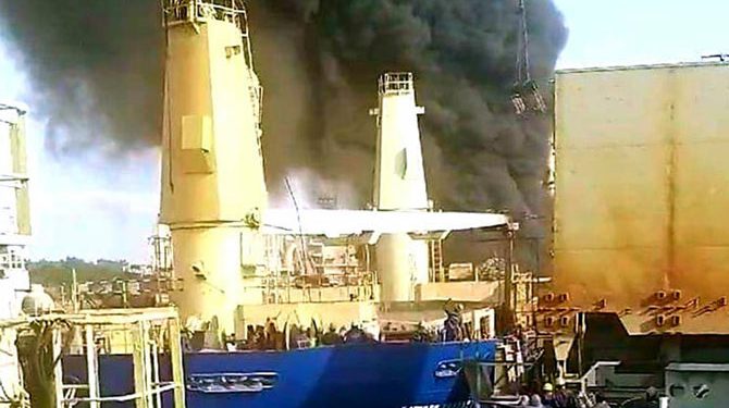 Explosions and fire in cargo ship hold, Hai Phong – Maritime Bulletin