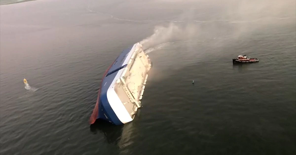 Environmental barrier built around capsized cargo ship as crews get ready to remove it – WSB Atlanta