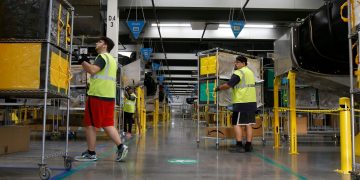 Amazon to Hire 100,000 Warehouse and Delivery Workers Amid Coronavirus Shutdowns