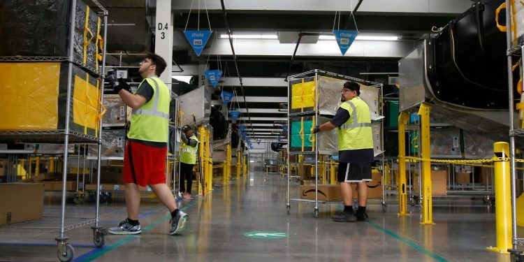 Amazon to Hire 100,000 Warehouse and Delivery Workers Amid Coronavirus Shutdowns