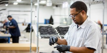 Engineers made a DIY face shield. Now he’s helping doctors