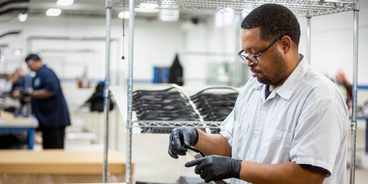 Engineers made a DIY face shield. Now he’s helping doctors
