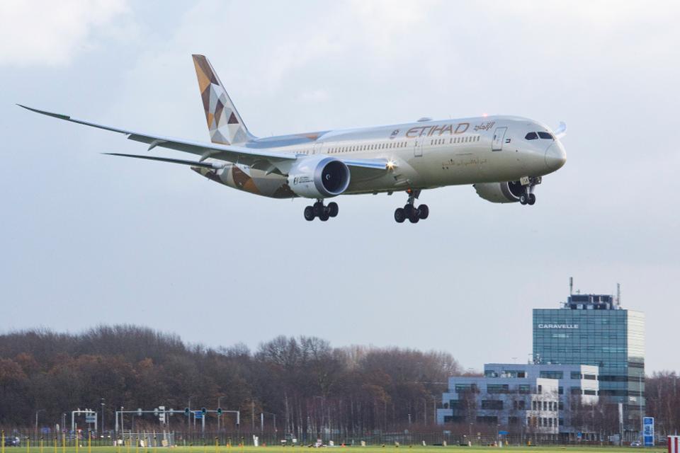 Etihad Airways Boeing 787-9 Dreamliner landing