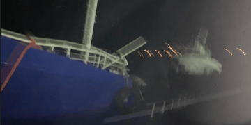 Cargo ship carrying 193 migrants runs aground outside Kea port (VIDEO)