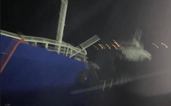 Cargo ship carrying 193 migrants runs aground outside Kea port (VIDEO) 2 kea boat