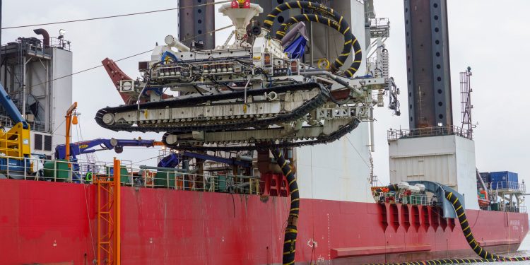 Deep Dig-It Trencher Buries Cables in Seabed to connect Offshore Wind Farms
