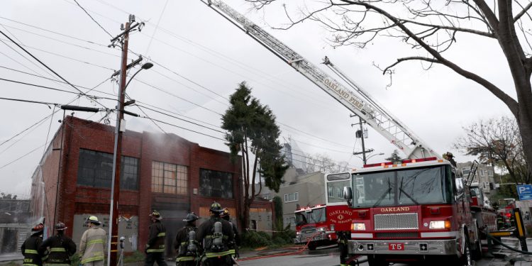 Major fire burns inside abandoned warehouse – East Bay Times