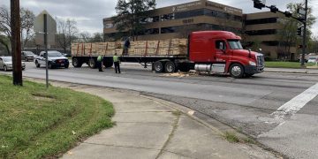 TRAFFIC ALERT: 18-wheeler loses part of its cargo on Loop 323 at New Copeland Road – KLTV