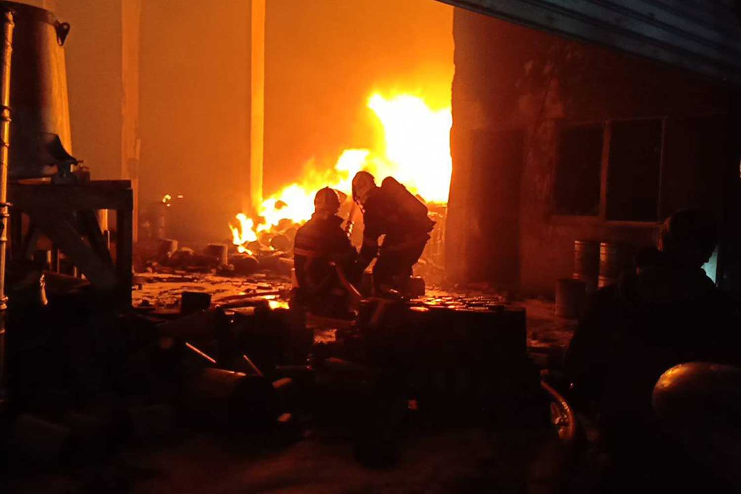 Firemen try to combat flames engulfing an auto-paint warehouse in Ramkhamhaeng area of Min Buri district, Bangkok, in the early hours of Saturday. No casualties were reported. (Photo taken from @fm91trafficpro Facebook page) Firemen try to combat flames engulfing an auto-paint warehouse in Ramkhamhaeng area of Min Buri district, Bangkok, in the early hours of Saturday. No casualties were reported. (Photo taken from @fm91trafficpro Facebook page)
