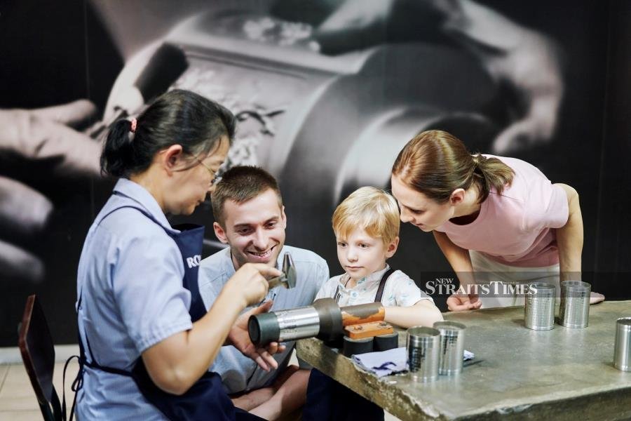  Visitors enjoying a ‘live’ demo.