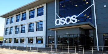 Unions and retailers at odds over warehouse social distancing