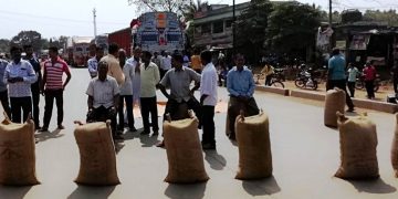 Farmers block NH-49 in Deogarh over delayed paddy procurement