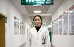 The reprimand from her boss came after Ain Fen took a photo of a patient’s positive test results and circled the words ‘SARS coronavirus’ in red.