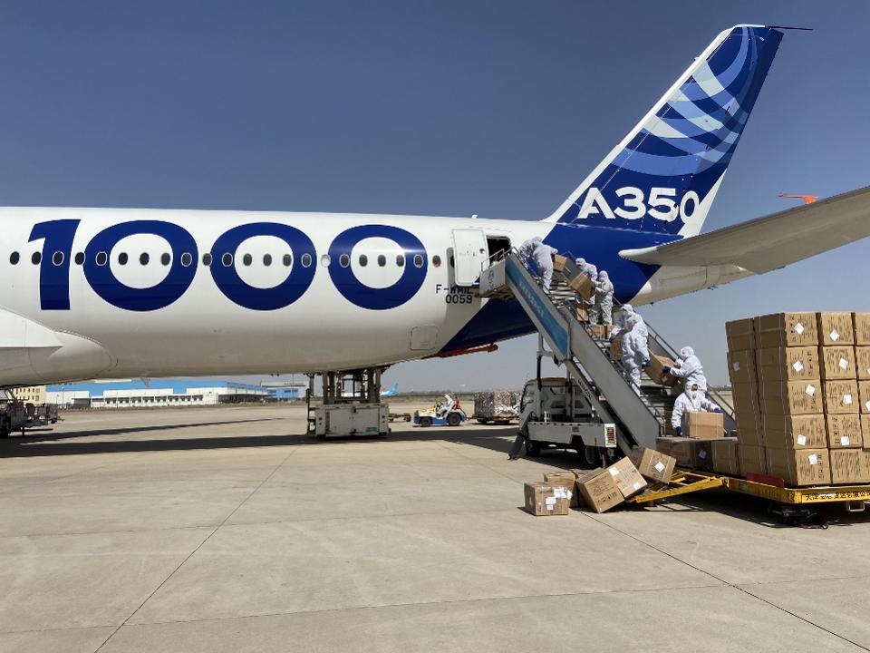 A350-1000 cargo loading in Tianjin