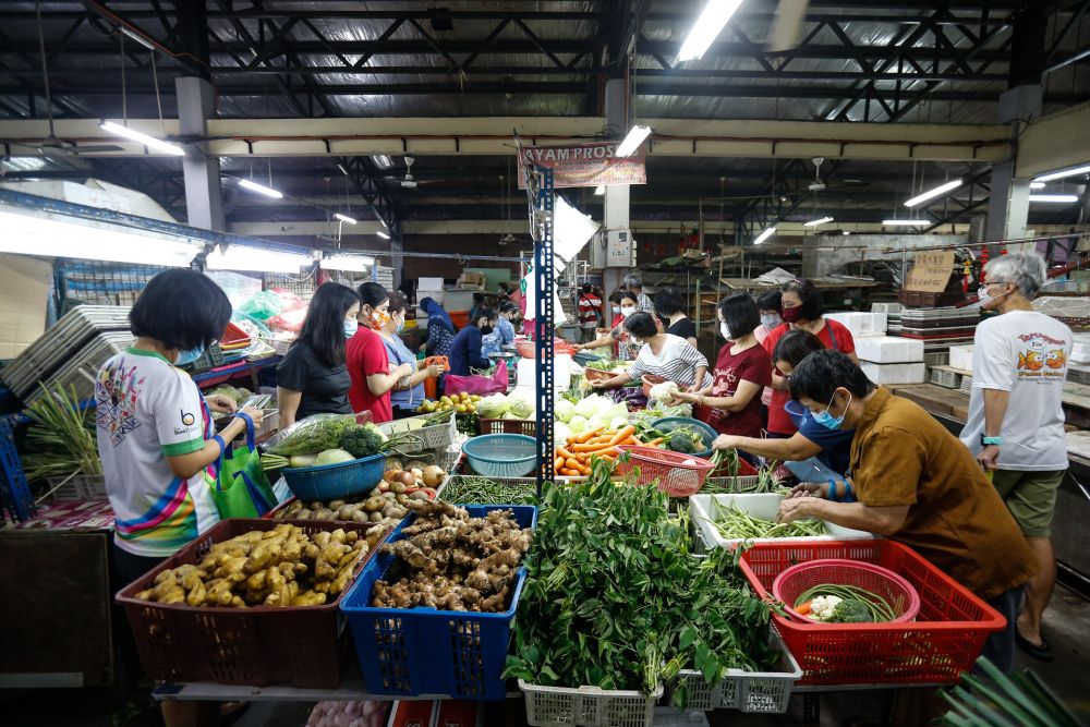 Customers shop for vegetables at the Taman Selamat Wet Market in Bukit Mertajam March 25, 2020. β Picture by Sayuti Zainudin Customers shop for vegetables at the Taman Selamat Wet Market in Bukit Mertajam March 25, 2020. β Picture by Sayuti Zainudin