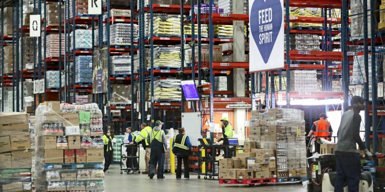 Roundy’s Wisconsin warehouse ships 162 million tons of food, is hiring